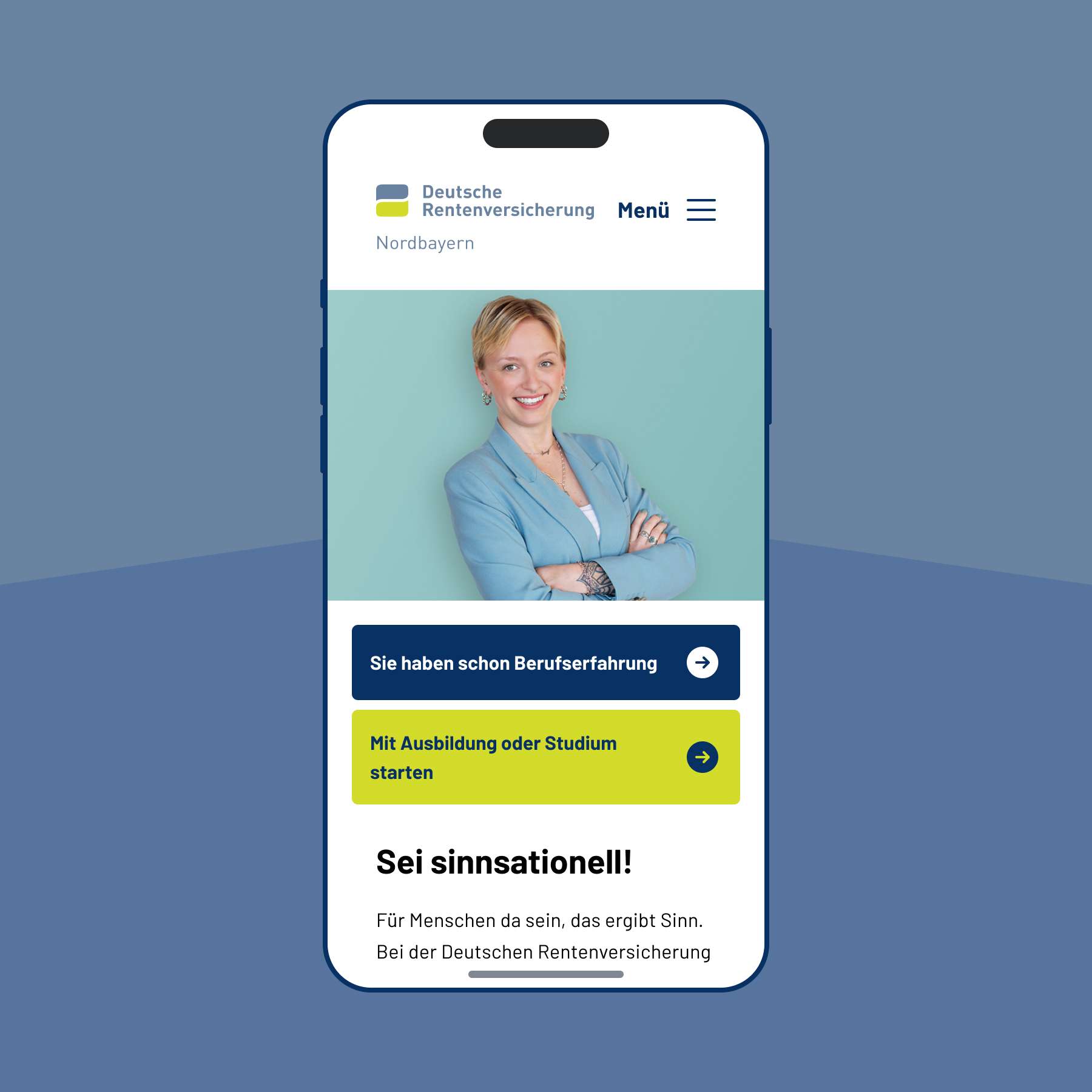 Abbildung eines Smartphones vor blauem Hintergrund, das die Webseite der Deutschen Rentenversicherung mit einer lächelnden Frau und zwei farbigen Buttonflächen zeigt.