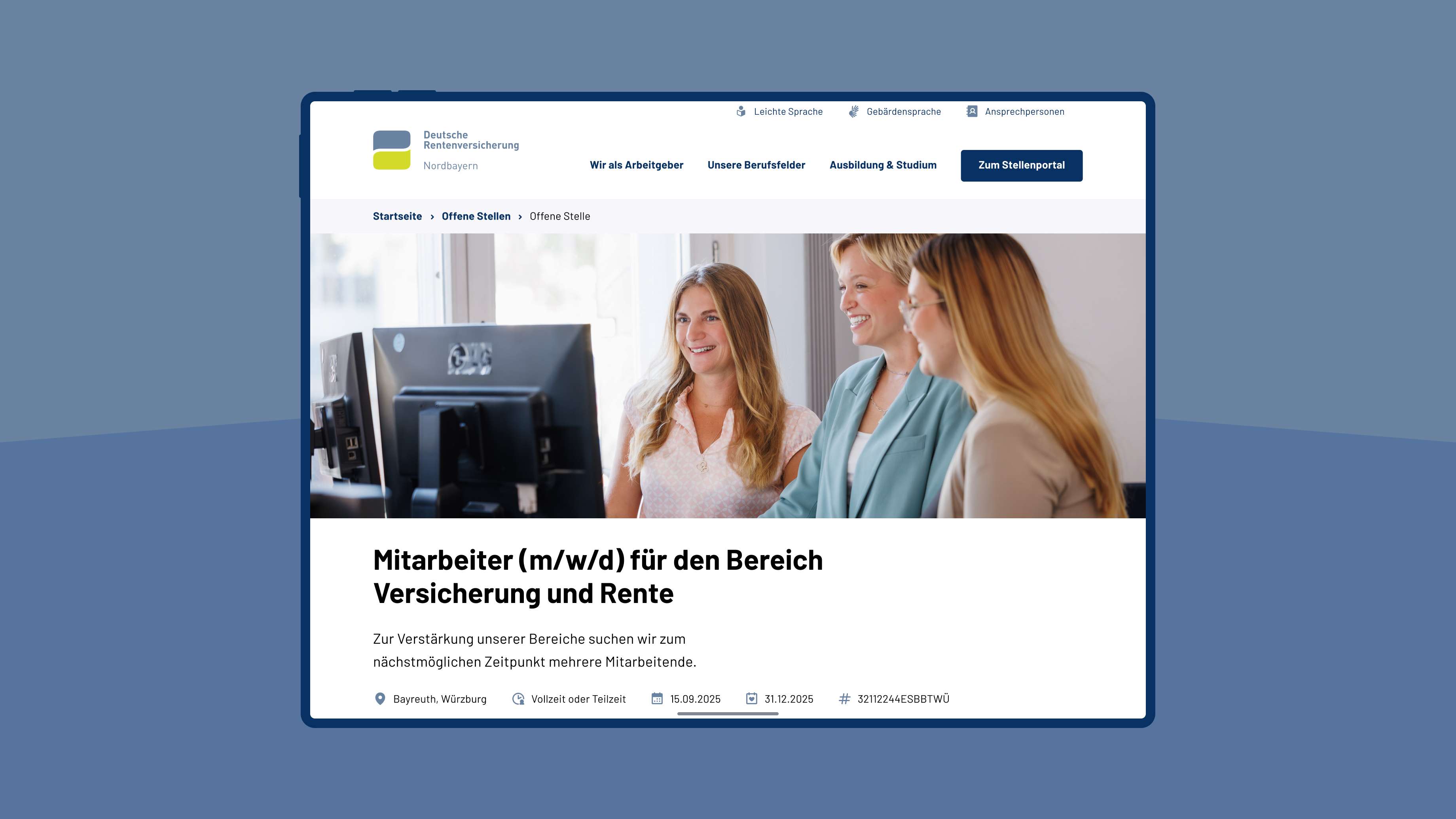 Ansicht einer Webseite mit Menüleiste, Text und einem Bild von drei Frauen, die lächelnd auf einen Computerbildschirm schauen.