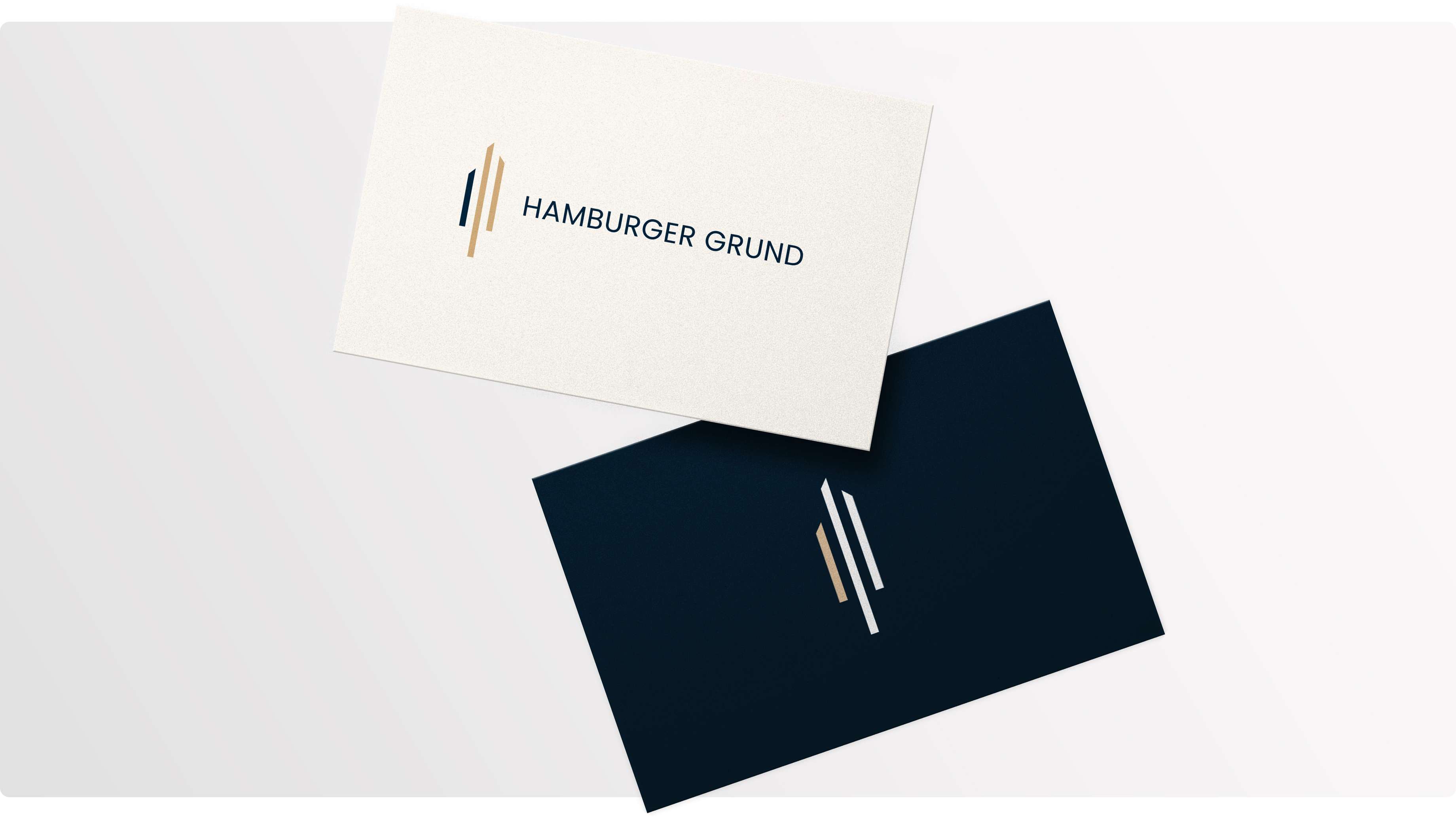 Schwarzes und weißes Mockup der Visitenkarte von Hamburger Grund auf denen das Logo zu sehen ist