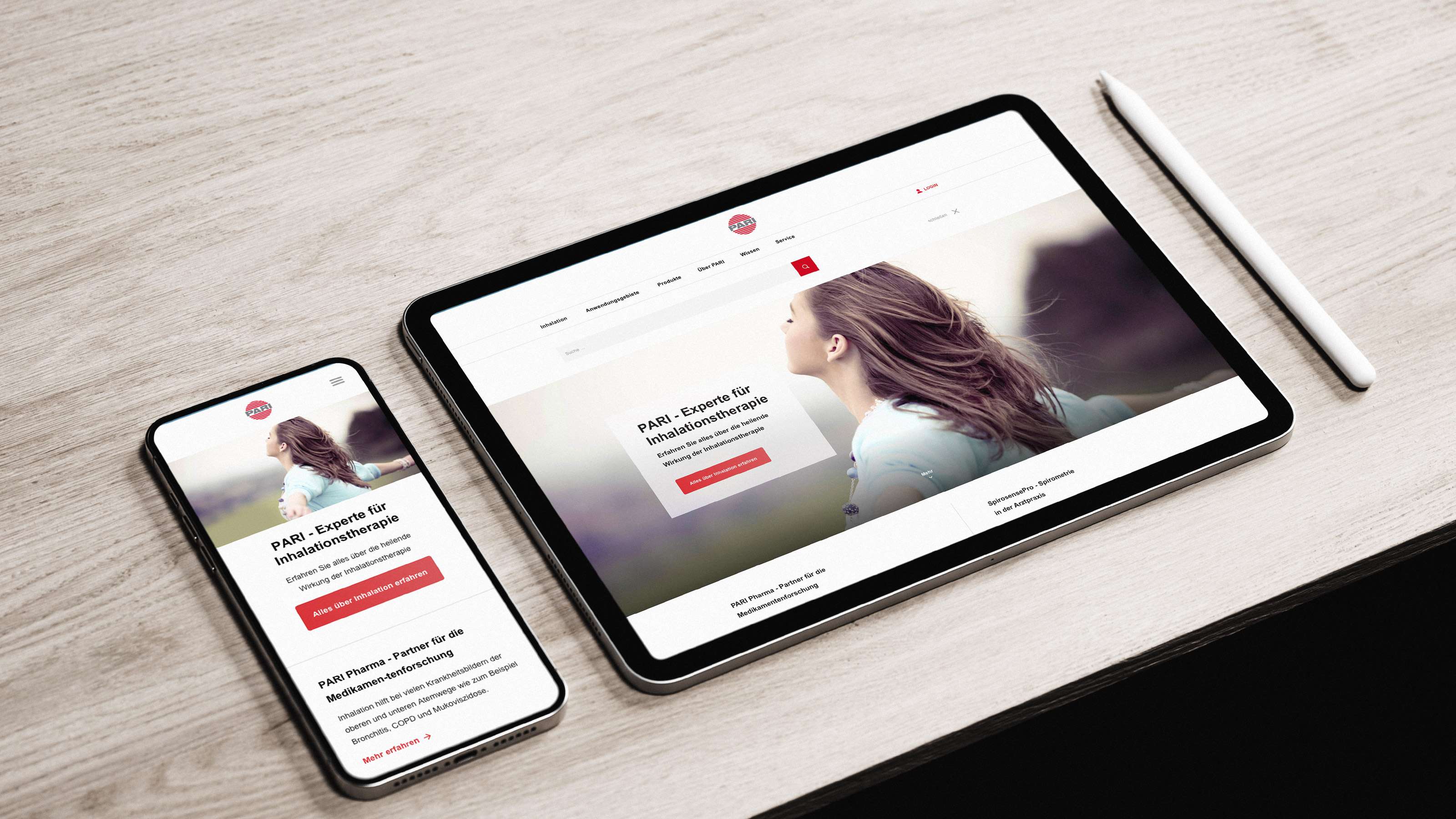 Mockup der Website von PARI in einem Smartphone und einem Tablet, auf dem Headerbild steht eine brünette Frau mit ausgebreiteten Armen in der Natur und atmet tief ein