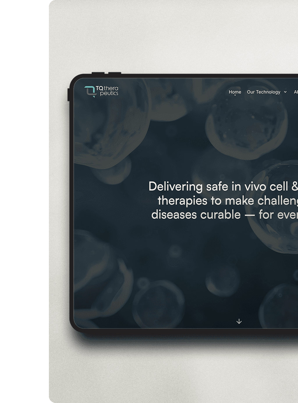 Ein Tablet im Anschnitt zeigt die Startseite der TQ Therapeutics Website, ein abstraktes Bild mit Zellen hinter einem Textblock, der durch den Anschnitt nicht klar zu lesen ist.