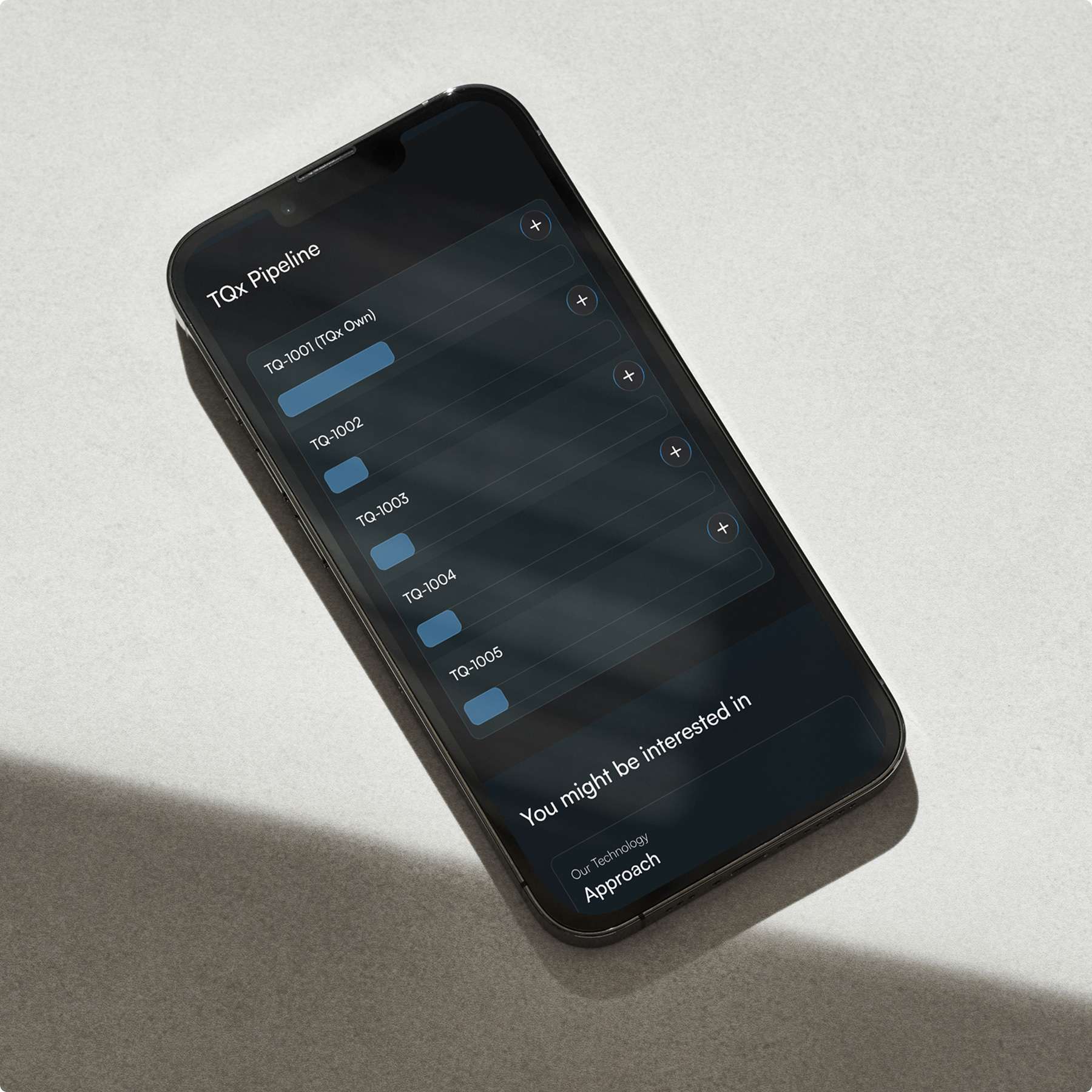 Ein Smartphone liegt auf einer Oberfläche, zeigt eine dunkle Benutzeroberfläche mit blauen Menüpunkten.
