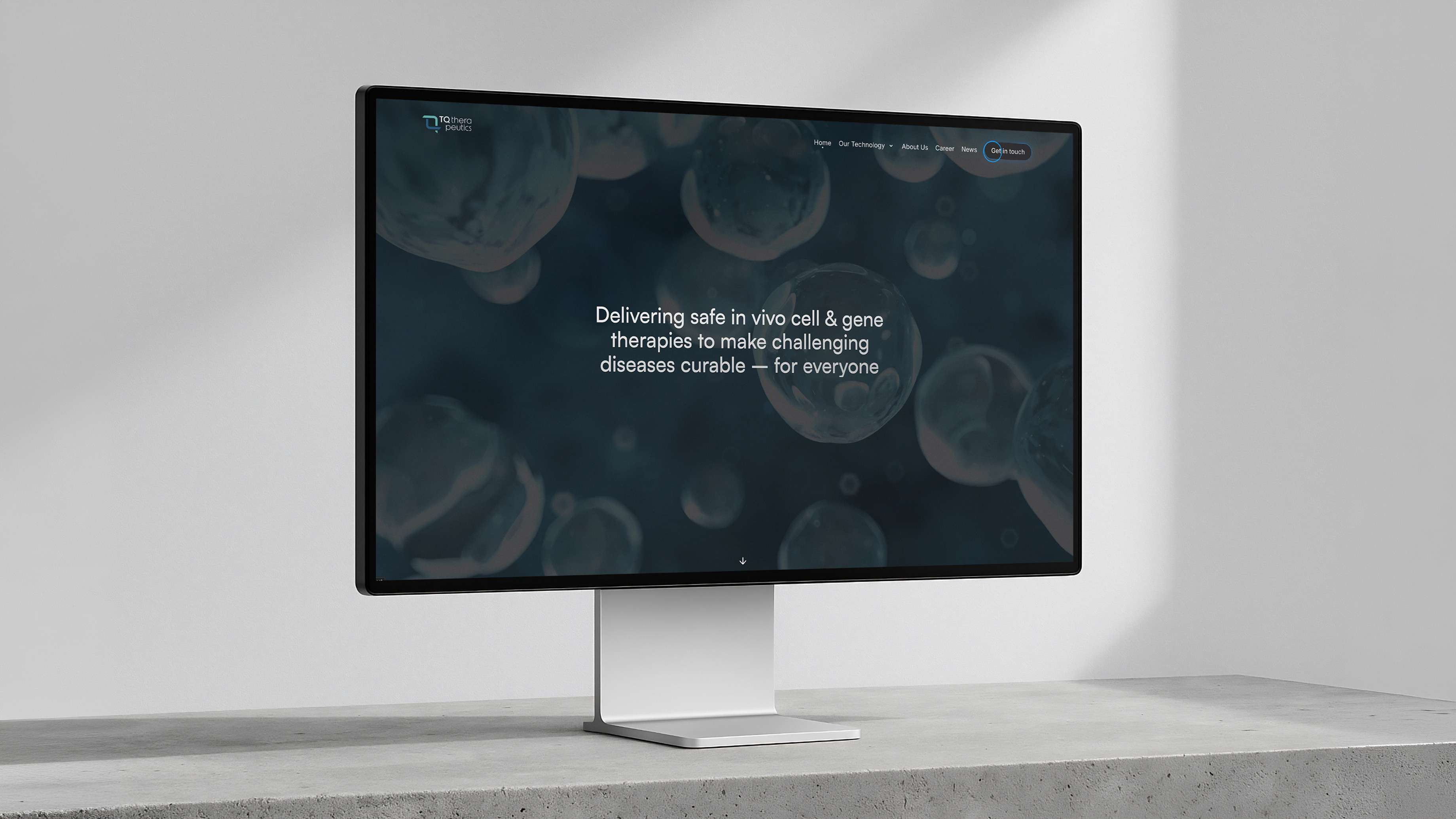 Ein moderner Monitor steht auf einem Tisch, zeigt einen dunklen Bildschirm mit folgendem Text: 